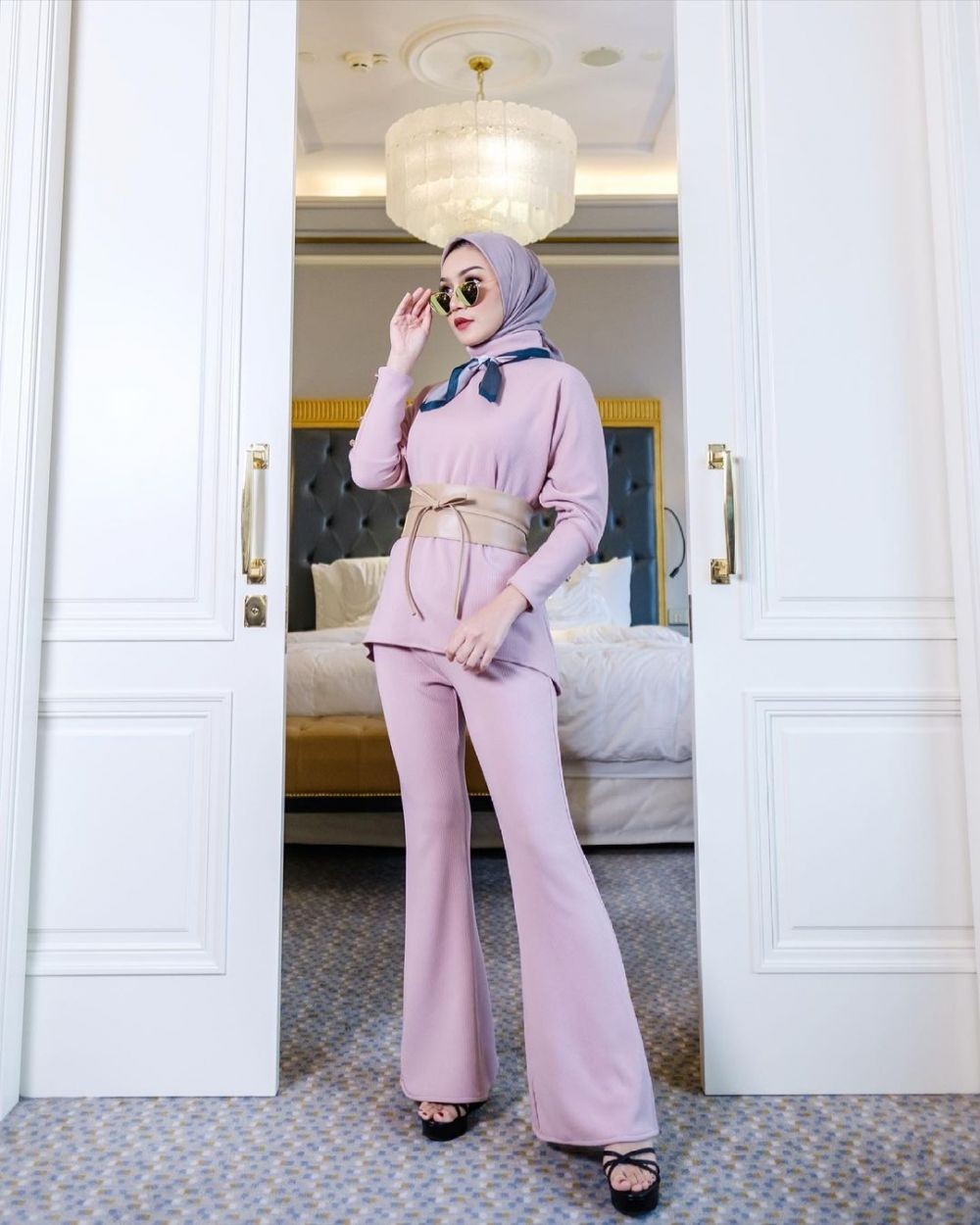 Elegan dan Berwibawa! 10 Pilihan Gaya Kantoran Chic buat Hijabers