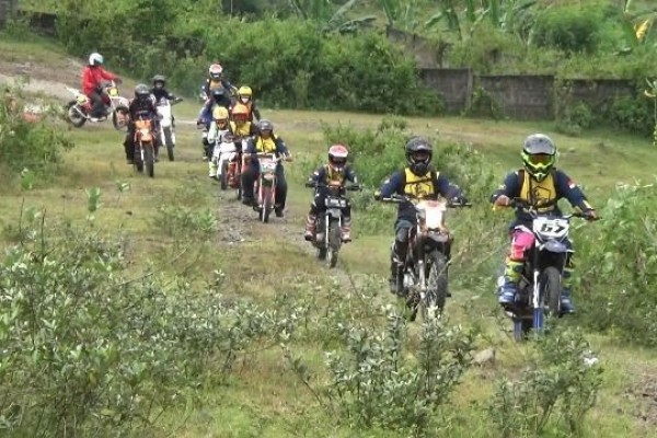 Pacu Adrenalin, Warga Semarang Ngabuburit Ngetrail di Bukit