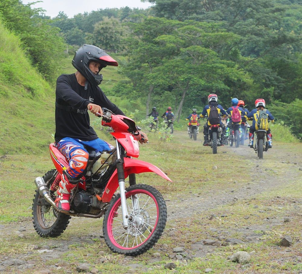 Pacu Adrenalin, Warga Semarang Ngabuburit Ngetrail di Bukit