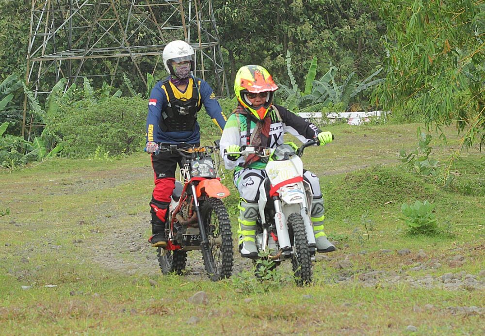 Pacu Adrenalin, Warga Semarang Ngabuburit Ngetrail di Bukit
