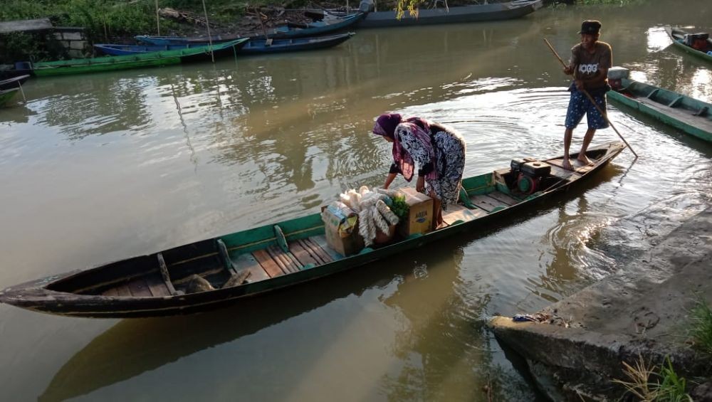 Kehidupan Menantang Warga Kampung Rawa Dermalang