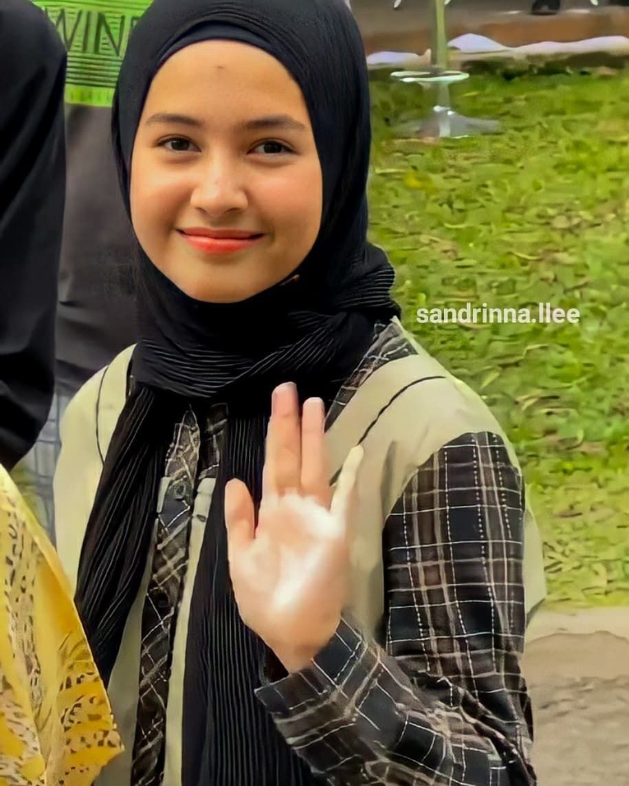 10 Potret Sandrinna Michelle Berhijab, Jadi 'Anak Pesantren'