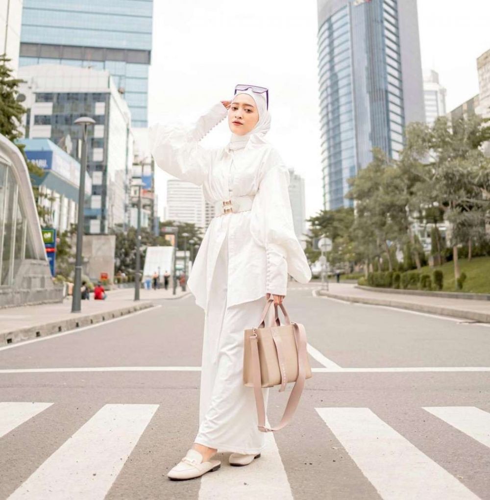 Elegan dan Berwibawa! 10 Pilihan Gaya Kantoran Chic buat Hijabers