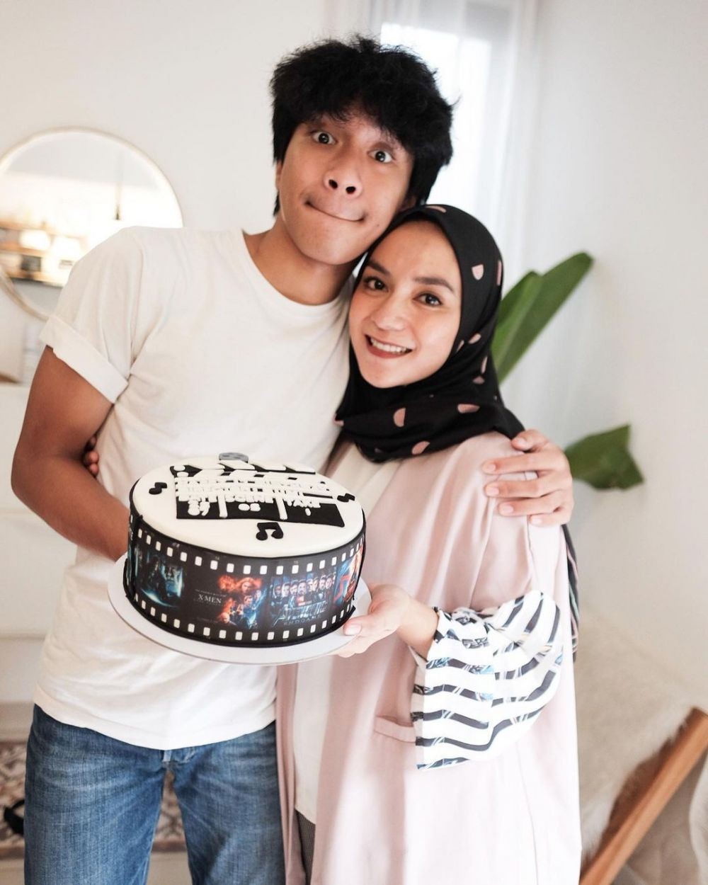 10 Potret Manis Enno Lerian dan Bumi sang Anak, seperti Kakak Beradik