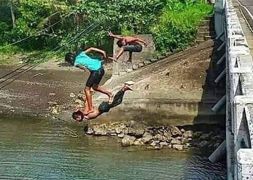 Kelakuannya Nekat, 10 Potret Ngaco Orang di Tempat Umum