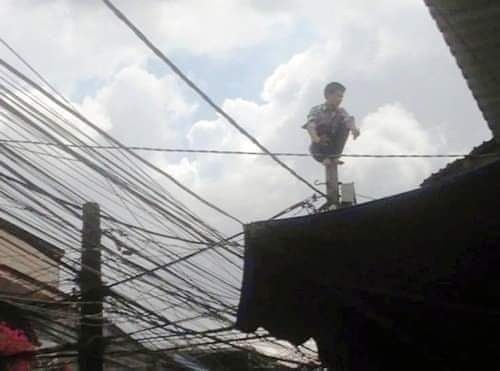 Kelakuannya Nekat, 10 Potret Ngaco Orang di Tempat Umum