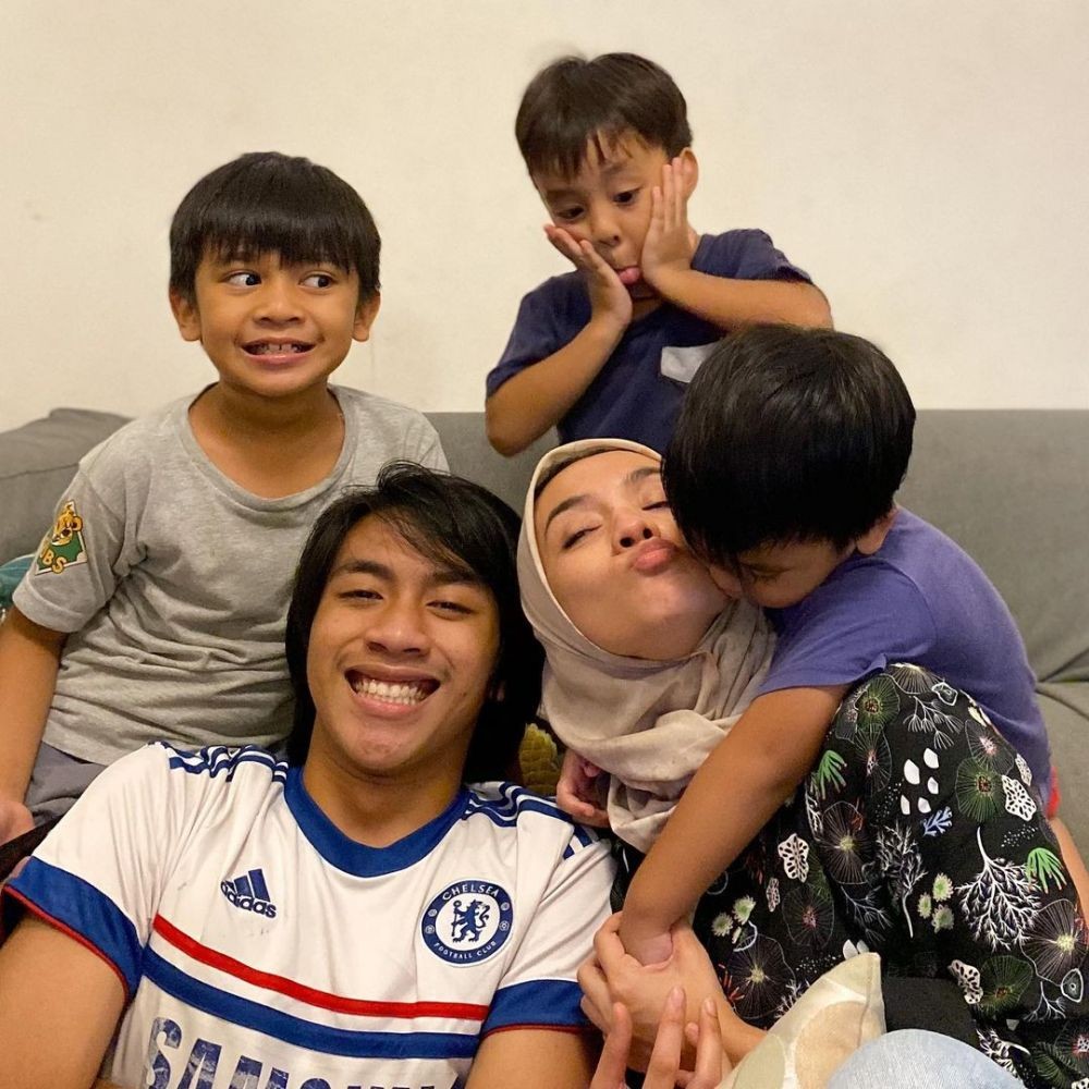 10 Potret Manis Enno Lerian dan Bumi sang Anak, seperti Kakak Beradik