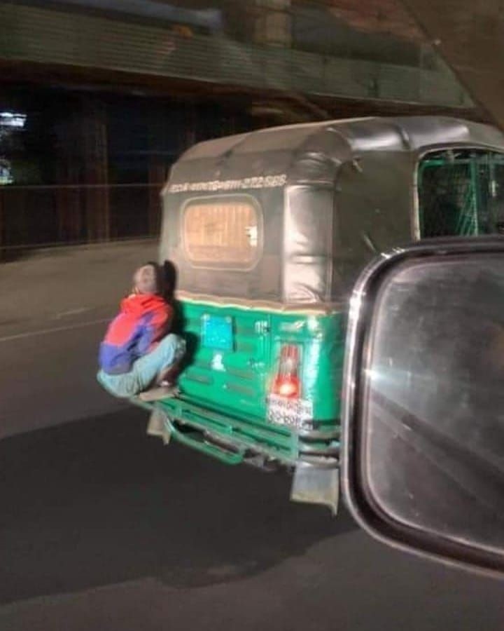 Kelakuannya Nekat, 10 Potret Ngaco Orang di Tempat Umum