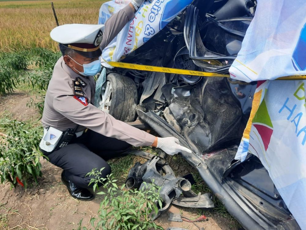 Brak! Nyetir Mobil Sendiri, Mahasiswi Sidoarjo Tertabrak Kereta Api