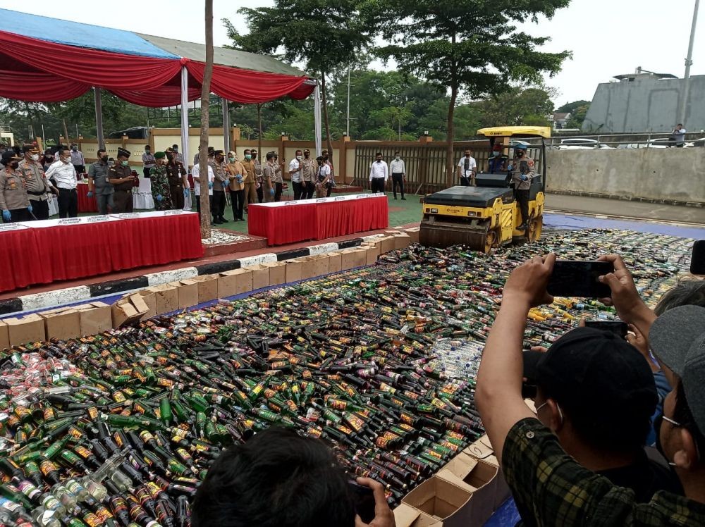 Polres Tangsel Musnahkan 4.000 Botol Miras dan Ratusan Knalpot Bising 
