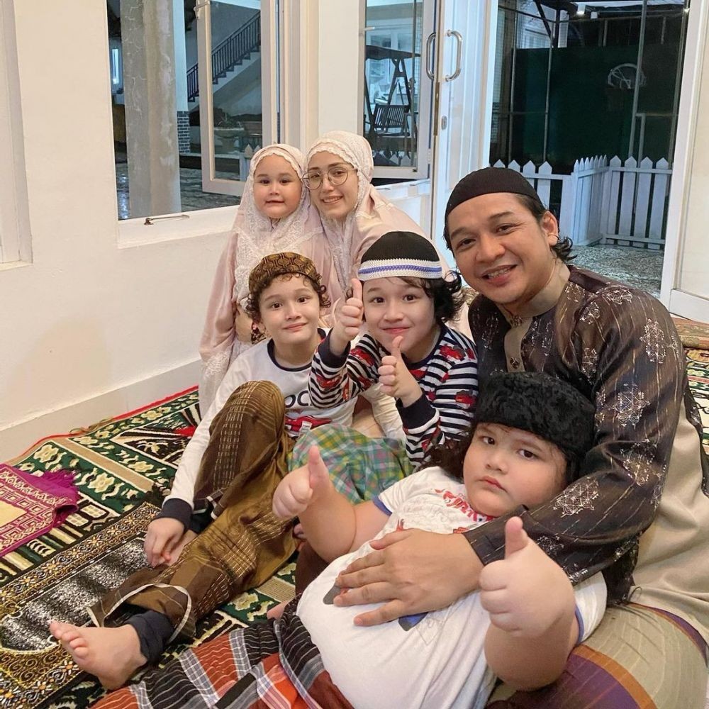 9 Momen Hangat Artis Salat Tarawih di Rumah, Ramadan bersama Keluarga