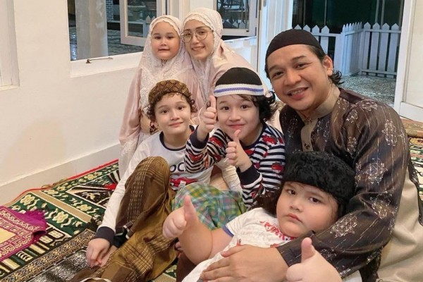 9 Momen Hangat Artis Salat Tarawih di Rumah, Ramadan bersama Keluarga