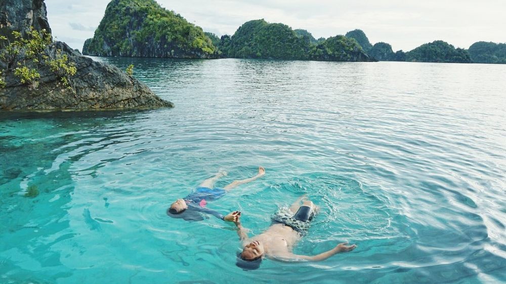 Tunggu Restu Mertua, 10 Potret Arie Kriting dan Indah ke Raja Ampat