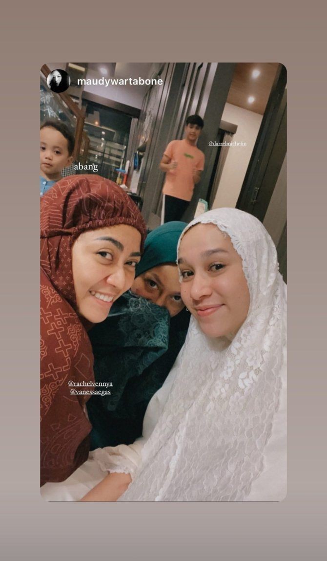 9 Momen Hangat Artis Salat Tarawih di Rumah, Ramadan bersama Keluarga