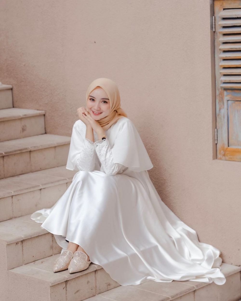 10 Gaya Dress Ruffle buat Kondangan Hijab, Elegan Maksimal