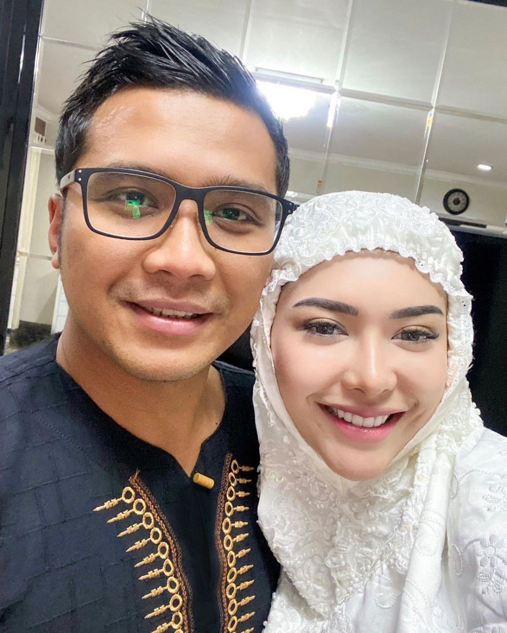 9 Momen Hangat Artis Salat Tarawih di Rumah, Ramadan bersama Keluarga