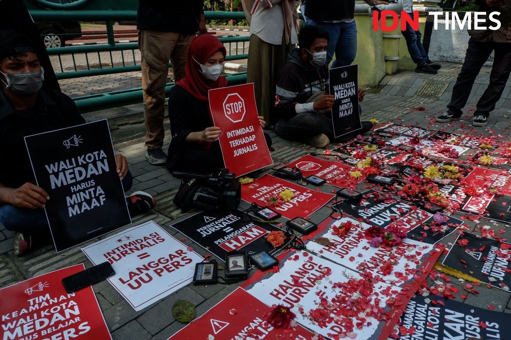 Bobby Belum Minta Maaf, Jurnalis Tabur Bunga di Depan Balai Kota Medan