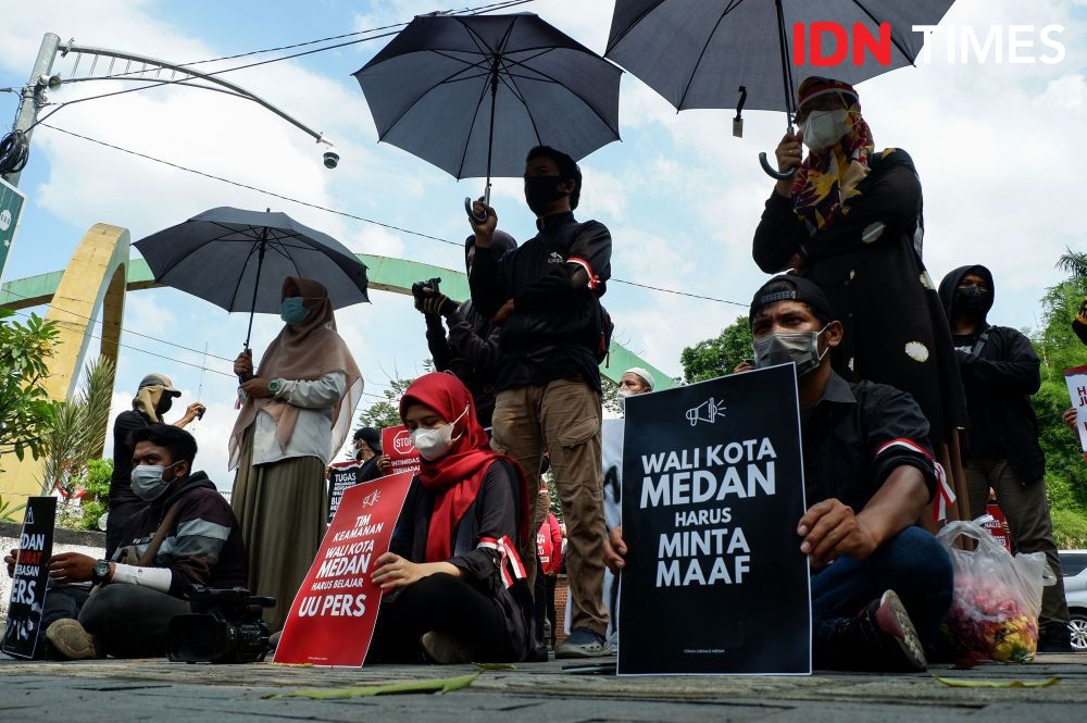 Bobby Belum Minta Maaf, Jurnalis Tabur Bunga di Depan Balai Kota Medan