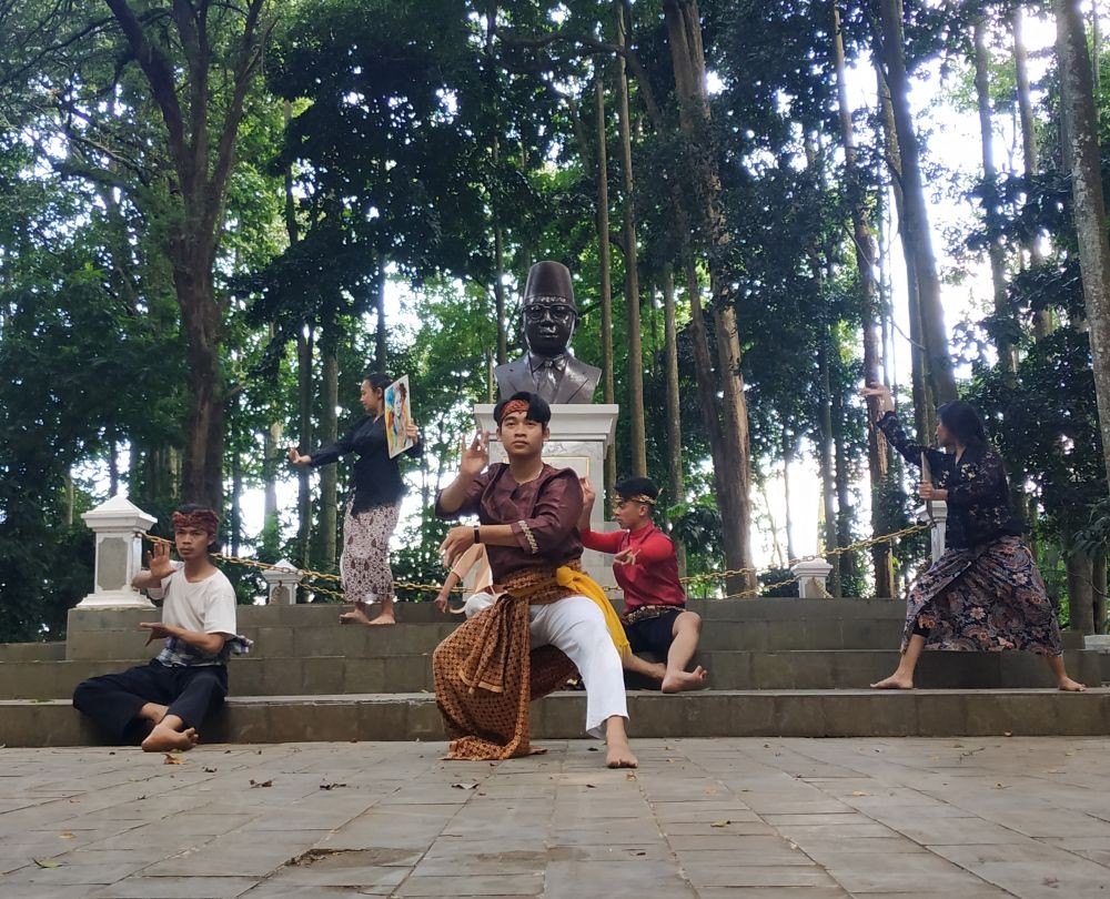 Peringati Hari Kartini, Enam Penari Bandung Menari Selama 7 Jam 
