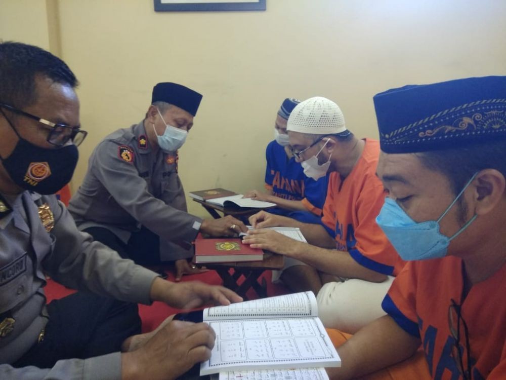 Lantunan Al-quran dari Tahanan Hiasi Lorong Penjara Polda Jatim