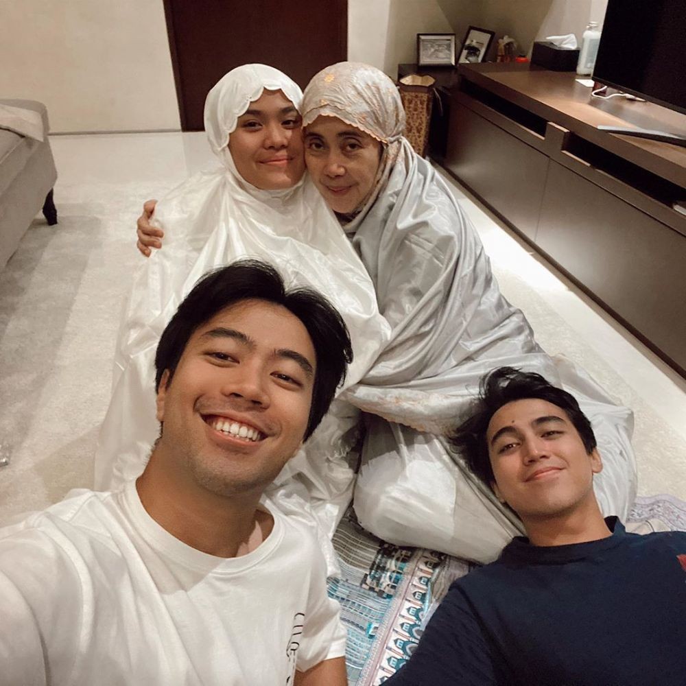 9 Momen Hangat Artis Salat Tarawih di Rumah, Ramadan bersama Keluarga