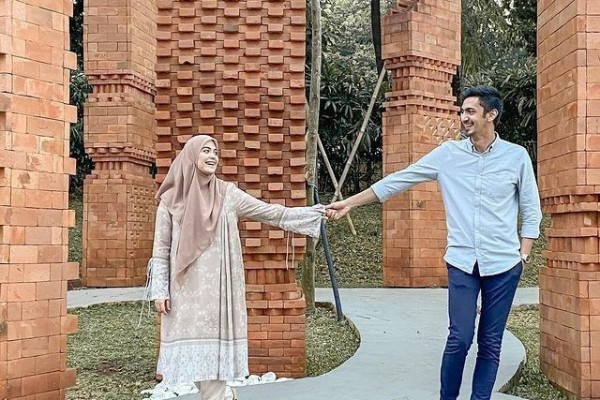 Makin Mesra, 10 Potret Vebby Palwinta yang Menikah Tanpa Pacaran