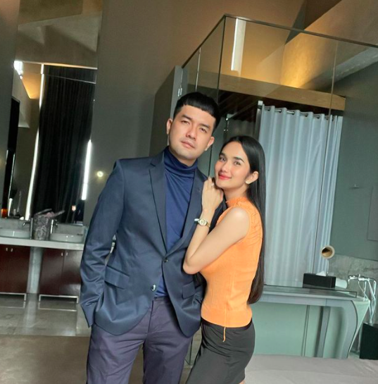 10 Potret Mesra Faby Marcelia dan Revand Narya yang Ultah Pernikahan