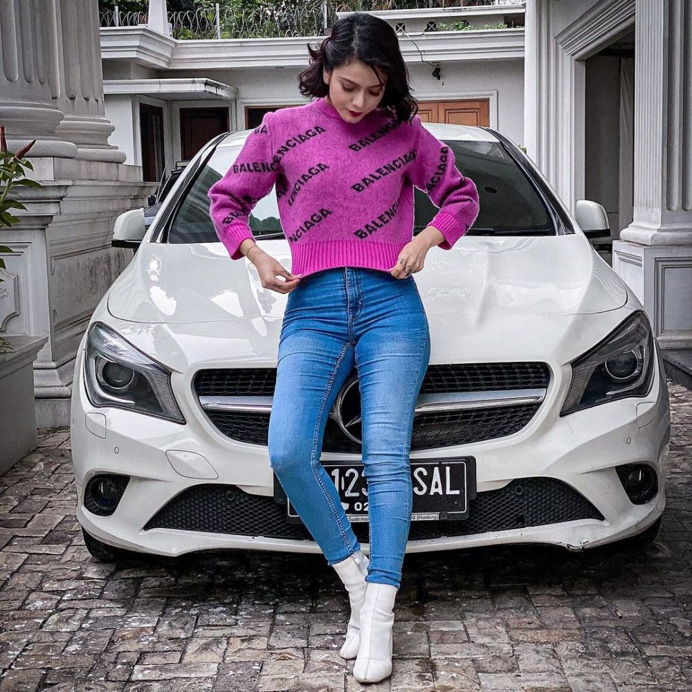 Tangguh Sekaligus Feminin! 10 Inspirasi OOTD dengan Ankle Heels Boots