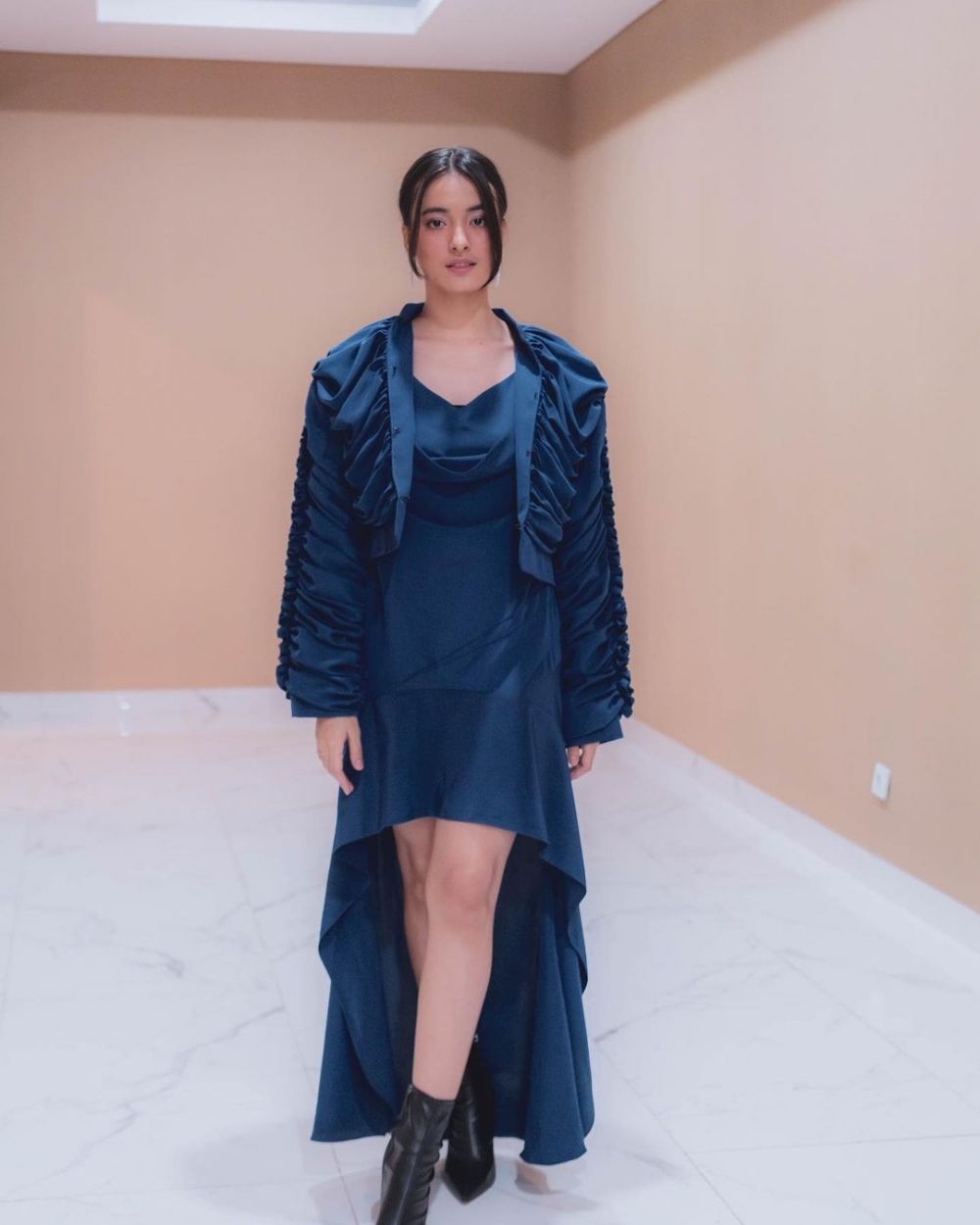 Tangguh Sekaligus Feminin! 10 Inspirasi OOTD dengan Ankle Heels Boots