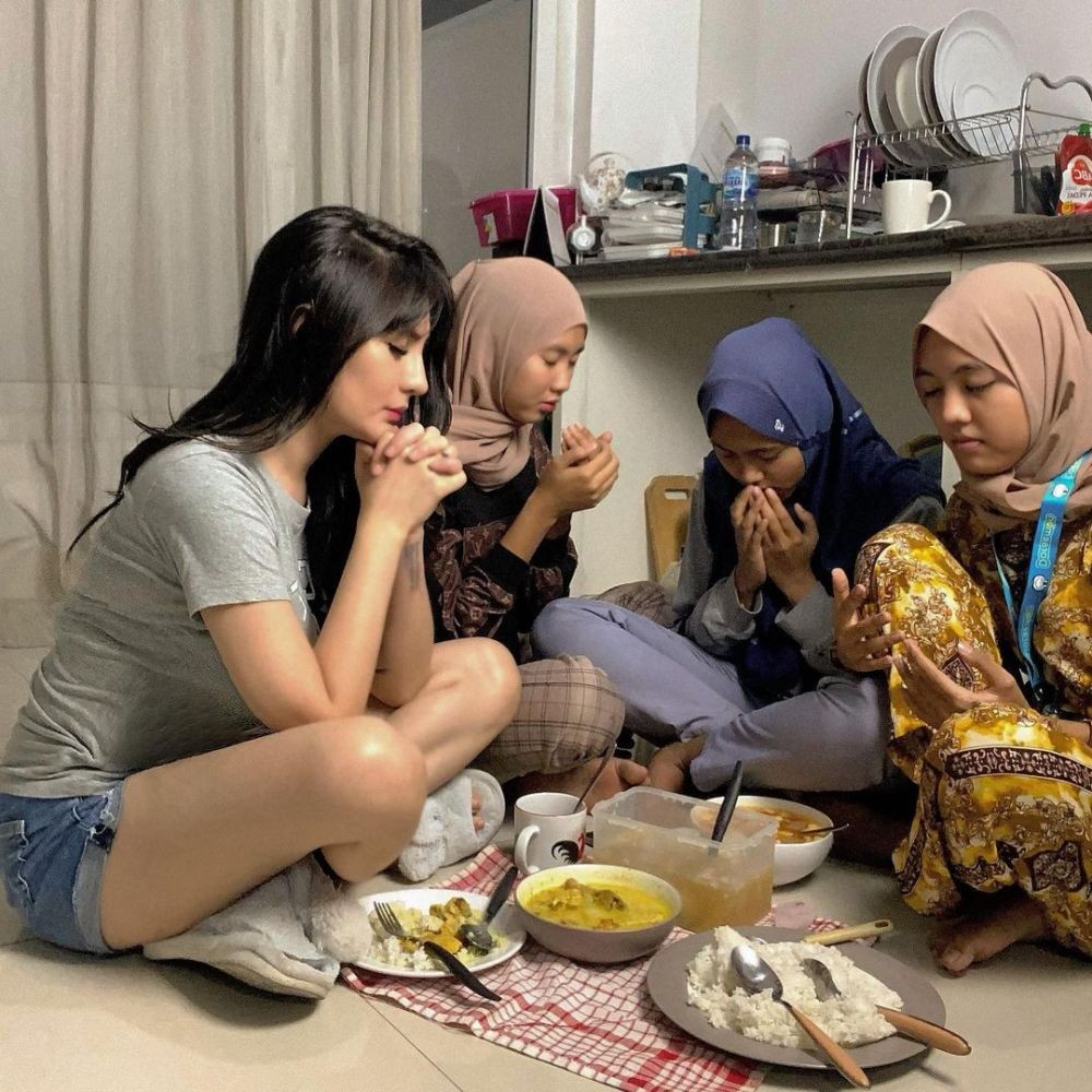 10 Momen Buka Puasa Artis Yang Intim Banget Adem