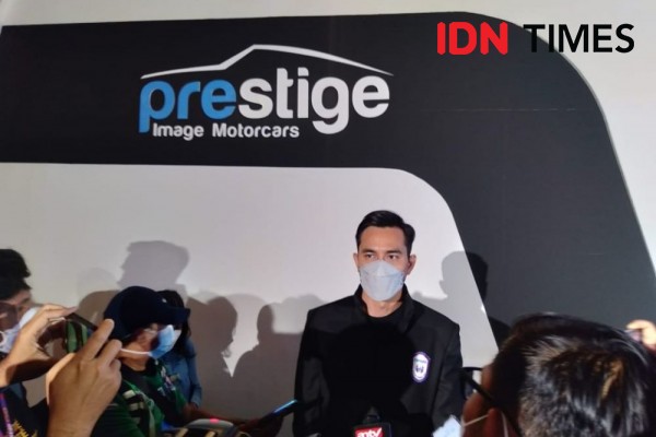 10 Potret Darius Sinathrya Kerja sembari Liburan Keluarga di Bali