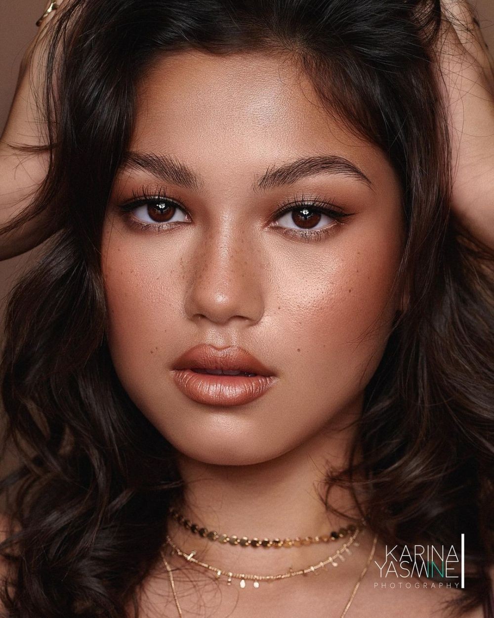 10 Photoshoot Saskia Chadwick Tampil Dewasa, padahal Masih 14 Tahun!