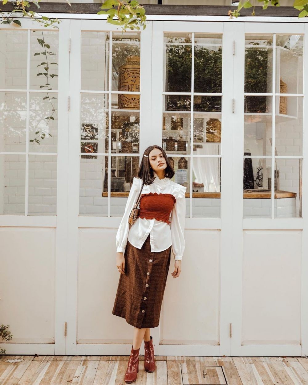Tangguh Sekaligus Feminin! 10 Inspirasi OOTD dengan Ankle Heels Boots