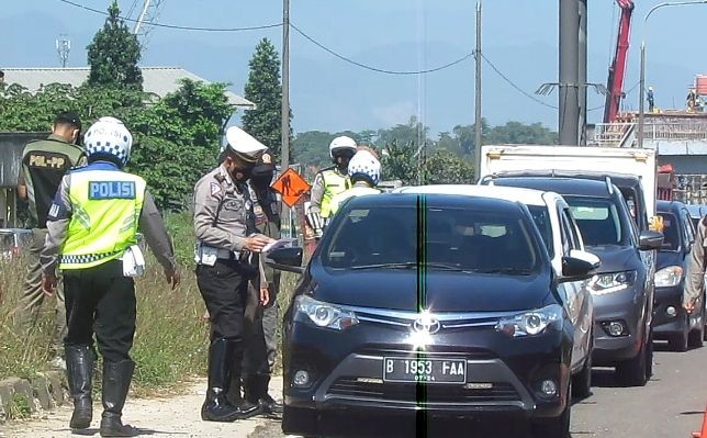 Jelang Larangan Mudik, Gerbang Tol Cileunyi Mulai Disekat