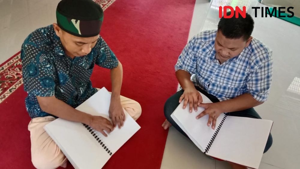 PLN Sedekahkan Al Quran Braille di Ponpes Difabel Tuna Netra Semarang 