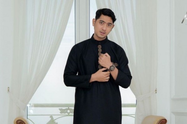 10 Potret Arya Saloka dengan Busana Muslim, Auranya Makin Kelihatan!