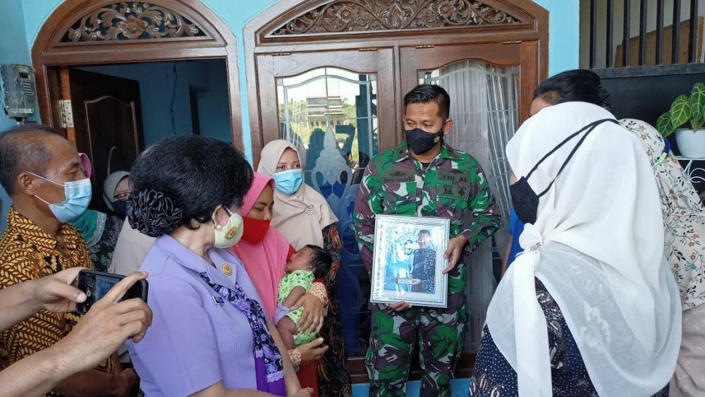 Khofifah dan Istri Panglima TNI Takziah ke Keluarga Kru Nanggala