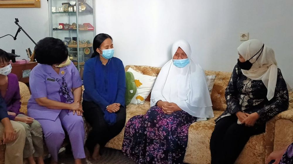 Khofifah dan Istri Panglima TNI Takziah ke Keluarga Kru Nanggala