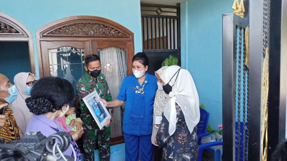 Khofifah dan Istri Panglima TNI Takziah ke Keluarga Kru Nanggala