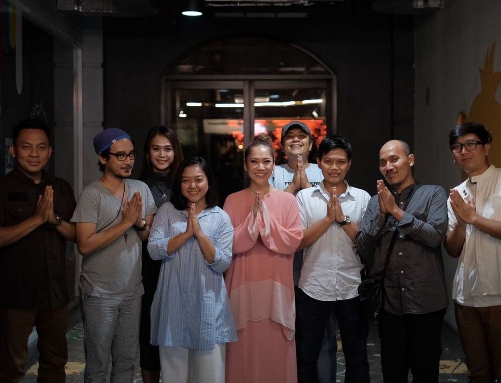 Kasual dan Tradisional, Intip 9 Baju Lebaran ala Bunga Citra Lestari