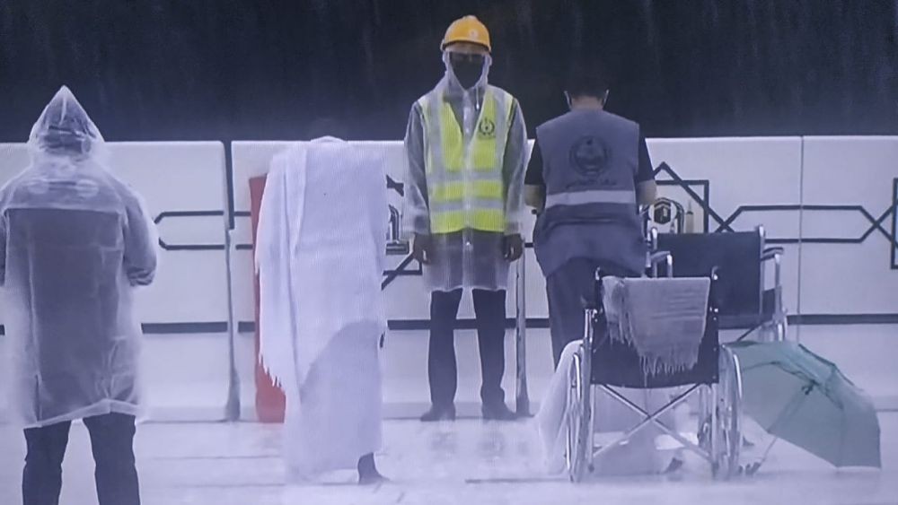 Diguyur Hujan 3 Jam, Kota Makkah Dilanda Banjir dan Hujan Es