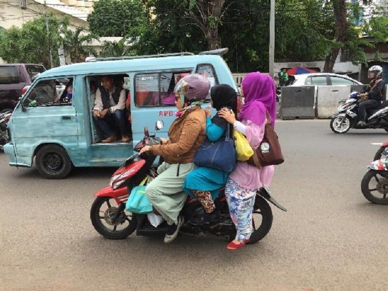 10 Potret Aksi Emak-emak Naik Kendaraan ini Kocak Banget