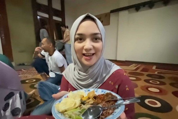 Kini Tanpa Kehadiran Sang Ayah, 10 Momen Bukber Keluarga Citra Kirana