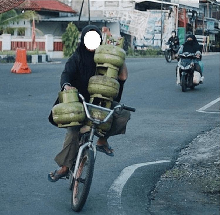 10 Potret Aksi Emak-emak Naik Kendaraan ini Kocak Banget