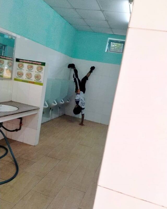 10 Kelakuan Orang Saat Buang Air di Toilet ini Bikin Tepuk Jidat