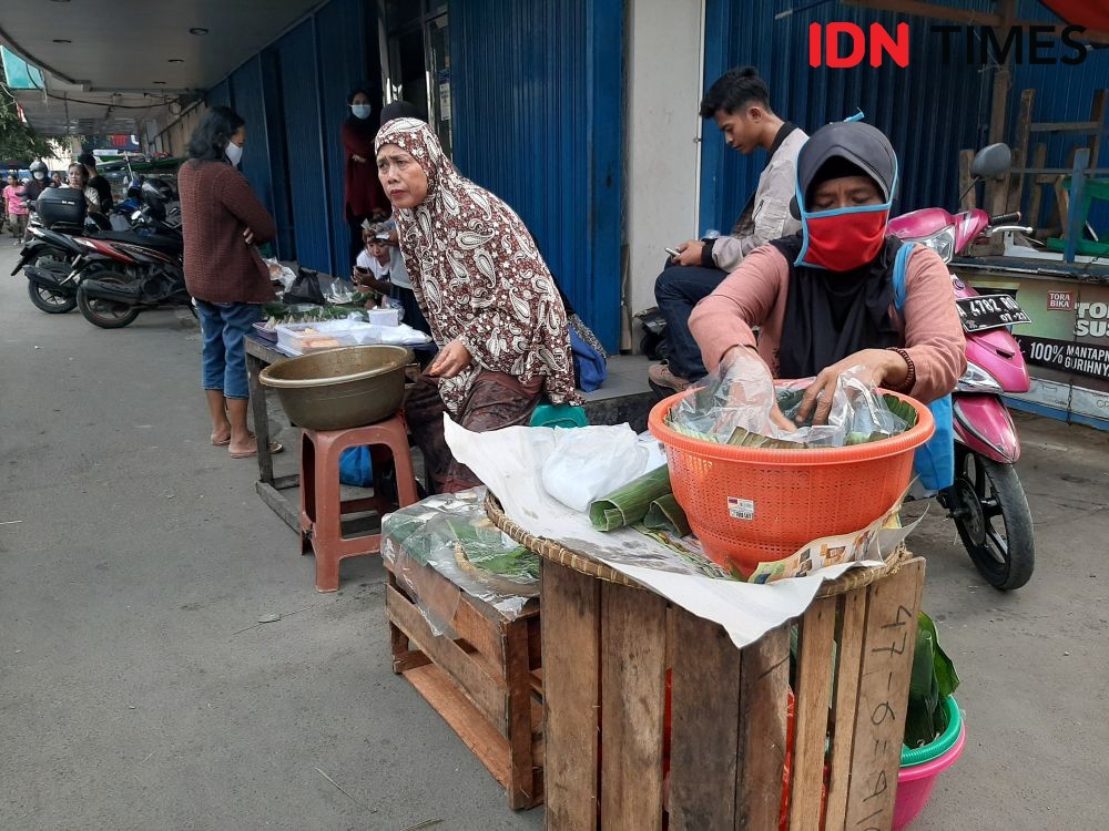 Potret Berburu Takjil di Pasar Lama Serang, Ada Makanan Favorit Sultan