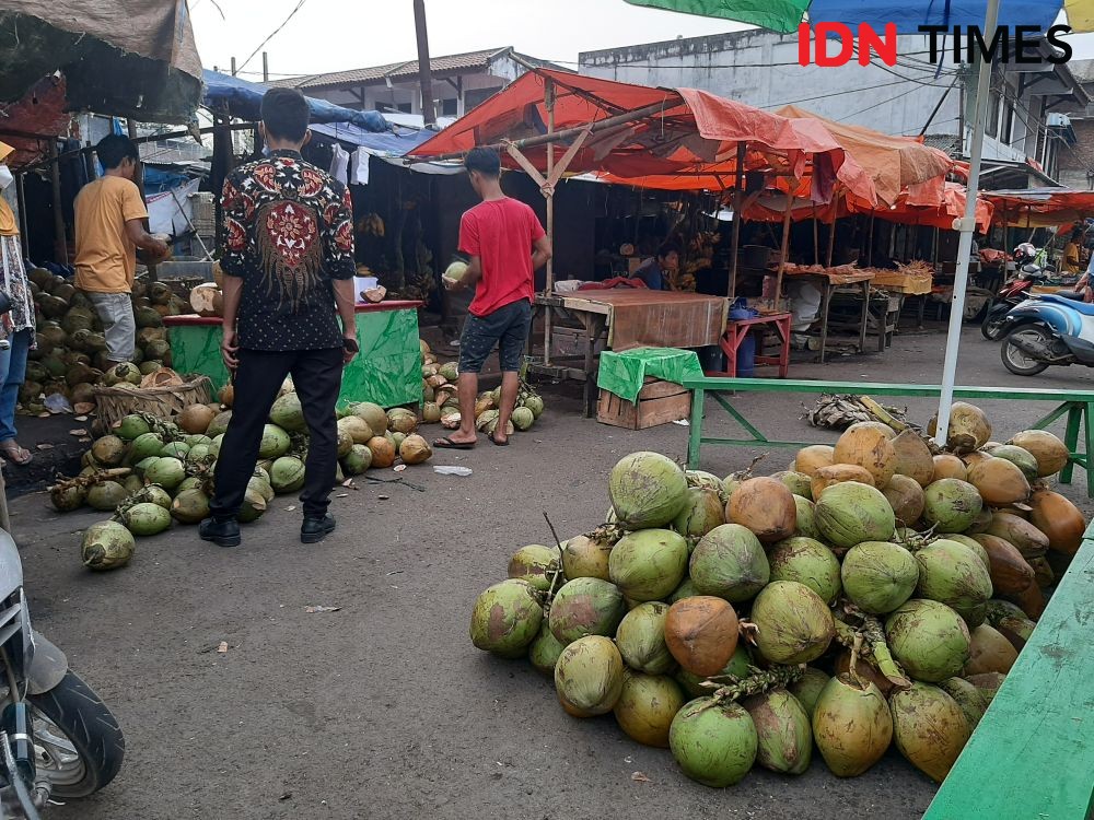 Potret Berburu Takjil di Pasar Lama Serang, Ada Makanan Favorit Sultan