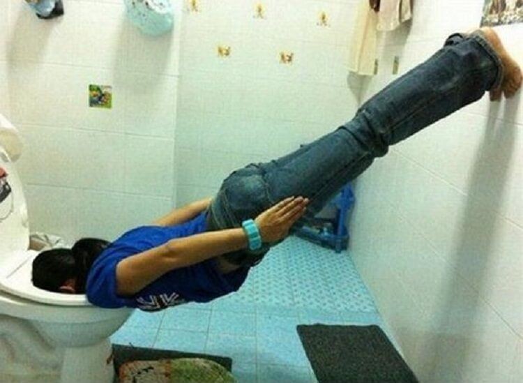 10 Kelakuan Orang Saat Buang Air di Toilet ini Bikin Tepuk Jidat