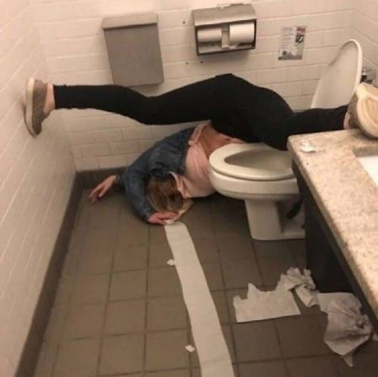 10 Kelakuan Orang Saat Buang Air di Toilet ini Bikin Tepuk Jidat