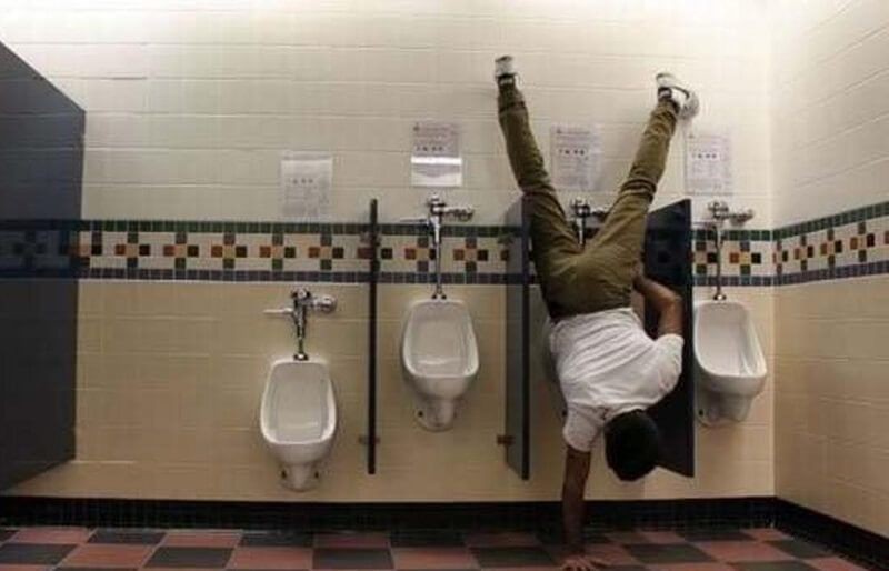10 Kelakuan Orang Saat Buang Air di Toilet ini Bikin Tepuk Jidat